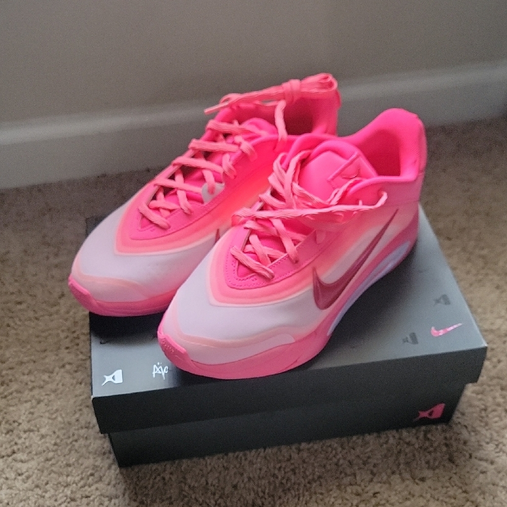 Nike Women's Bright Pink Athletic Shoes